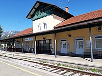 Žel. postaja Lesce-Bled,z zanimivimi lesenimi detajli opažev, in čakalnico iz leta 1936.