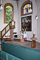 Interieur mit Kanzel, Altar, Altarbild, Altarfenster und Taufstein