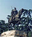 La statua di Giorgio Castriota nella piazza principale di Tirana.