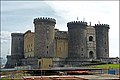 Castel Nuova şatosu 1279-1284 döneminde Sicilya Kralı I. Carlo tarafından yaptırılmıştır.