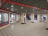J出口通道設置商店空間，唯多年來一直處於空置狀態，近年改為展示藝術品（2015年3月）