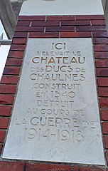 Plaque disposée à l'entrée de la ferme qui a remplacé le château de Chaulnes[a].