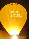 Ser tu mateix (dt. „Sei du selbst“), lautete beim Ballonglühen des European Balloon Festivals 2017 in Igualada, Katalonien eine Aufforderung zur Authentizität (Bild vom 8. Juli 2017) KW 01 (ab 29. Dezember 2019)