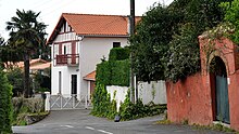 Photographie de la ferme Mimiague, de style labourdin à colombage.