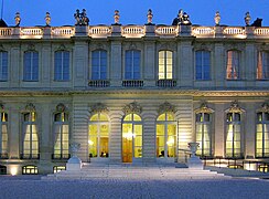 Entrée de l'hôtel, vue de nuit.