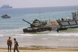 Un char M60 Patton en débarquement; 16 en service entre les années 1990 et 2020[4].