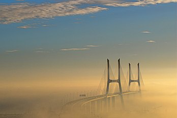 Le pont Vasco da Gama dans la brume, à Lisbonne. (définition réelle 3 516 × 2 353)