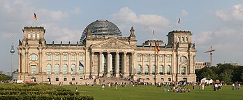 Le palais du Reichstag à Berlin (Allemagne), où siège le Bundestag depuis 1999. (définition réelle 8 085 × 3 322)