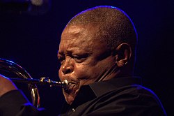 Hugh Masekela esiintymässä vuonna 2009.