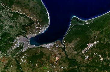 Vue satellite : baie de Matanzas (es), ville et aéroport