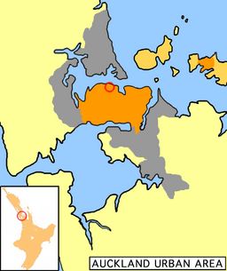 Auckland City markerat i orange. Aucklands storstadsområde runtomkring är markerat i grått. Den röda ringen omger själva stadskärnan.