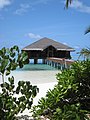 Maison sur pilotis (atoll Mulaku, Medhufushi Island resort, Maldives).