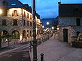 Une rue du centre bourg la nuit.