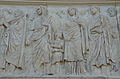 Partie de la frise sud de l'Ara Pacis (Dynamis est la femme mal travaillée qui pose la main sur la tête d'Aspourgos, son fils).