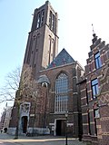 Kerktoren en westgevel met entrees