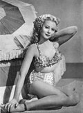 Den amerikanske skuespeilleren Adele Mara (1923-2010) som blond pinup iført todelt badedrakt 1947