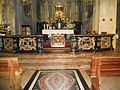 Altare della chiesa di San Germano, con in primo piano le caratteristiche "oblate" in marmo nero, rosa e bianco