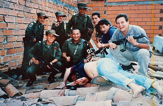 Styrker fra det paramilitære Policía Nacional de Colombia ved liket av narkotikakongen Pablo Escobar 2. desember 1993. Drapet kom etter en femten måneder lang jakt som kostet flere hundre millioner amerikanske dollar.