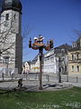 Großer Kreisel mit Holzfiguren (Marktplatz)