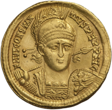 Goldmünze, die Constantius II. von vorne in Rüstung zeigt; auf dem Kopf trägt er einen Helm mit Federkamm, in der Hand ein Schild und einen Speer.