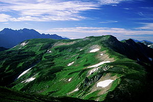 北側の丸山から望む双六岳、左奥に穂高岳