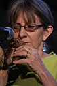 La intérprete de ocarina Nancy Rumbel actuando en Seattle durante el "Northwest Folklife Festival".