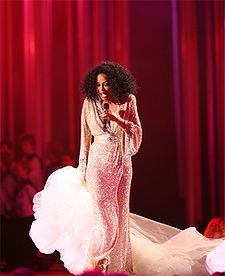 A cantaire estatunitense Diana Ross en 2008 mientres d'a ceremonia d'entrega d'os Premios Nobel.