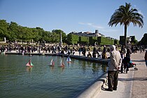 Zentrales Wasserbecken im Jardin du Luxembourg mit Modell-Segelbooten