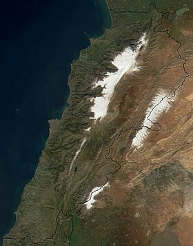 Хребет Ливан (слева) и Каламун (справа, часть Антиливана)