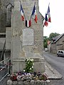 Monument aux morts, vue latérale, plaque commémorant les 32 soldats.