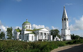 Kirche der Ikone der Gottesmutter von Smolensk (1815) mit Glockenturm (1721)