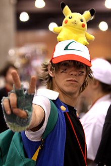 Esse é um exemplo de cosplay de Ash ketchum.