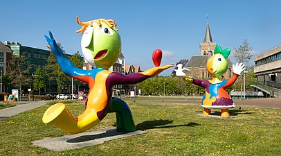 Ede, las esculturas del artista Juan Ripolles frente al ayuntamiento