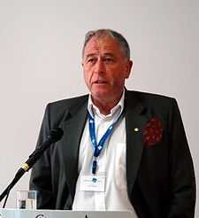 Kurt Vitrih drži predavanje na Evropskom forumu 2005 u Alpbahu u Austriji.