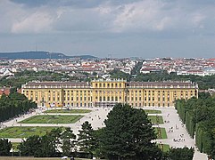 Le château de Schönbrunn est situé à Hietzing.