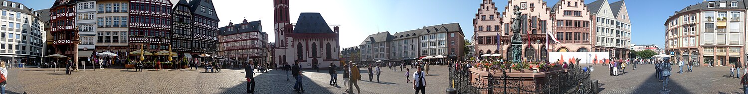 360stupňový pohled na staré město (vlevo: Samstagsberg, uprostřed: Alte Nikolaikirche, vpravo: Römer)