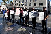 Amerikanske skeptikere fra Independent Investigation Group (IIG) demonstrerer på Hollywood Boulevard med latterliggjørende slagord mot Harold Campings dommedagsprofetier 2011.