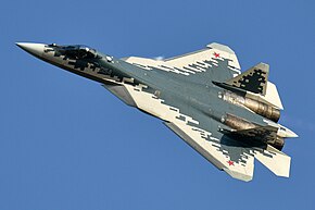 MAKS-2019において飛行するSu-57の試作機（054）