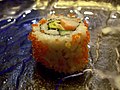 Tobiko rắc quanh sushi cuộn California