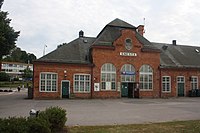 Stationshuset sett från järnvägen