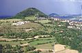 Die beiden letzten Zeugenberge der Schwäbischen Alb, die der Radweg am Bergfuß erreicht: Hohenstaufen mit Stauferburg (links) und Rechberg (rechts im Hintergrund), zwei von drei Kaiserbergen.