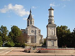 L'église-Notre Dame et le monument aux morts (Antoine Bourdelle)