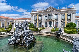 Fontaine avec des tritons et des dauphins.