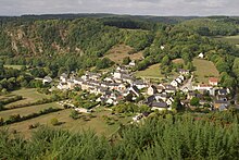 Photographie du village dans son environnement.