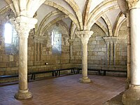 Francoska romanska kapiteljska dvorana sedaj preseljena v muzej Cloisters v New York