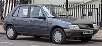 Photo d'une Peugeot 205 grise foncée dans une rue au Royaume-Uni.