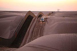 Spezial-Grenzzaun für Wüstengebiete, der an Wanderdünen angepasst werden kann (Algodones-Dünen, Kalifornien)