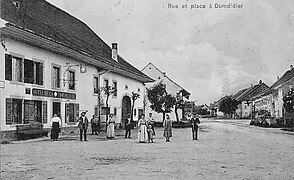 Rue Centrale, avec l'auberge de la Croix-Blanche à gauche, en 1910.