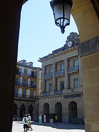 Konstituzio plaza e l'antico municipio.