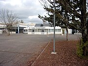 Photographie en couleurs d'un établissement scolaire dont le nom est indiqué sur la façade : collège Georges-Brassens.